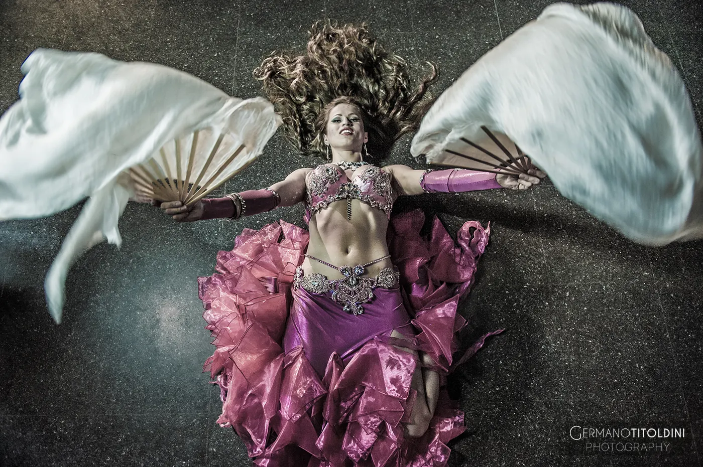 Artista in abito rosa durante una performance